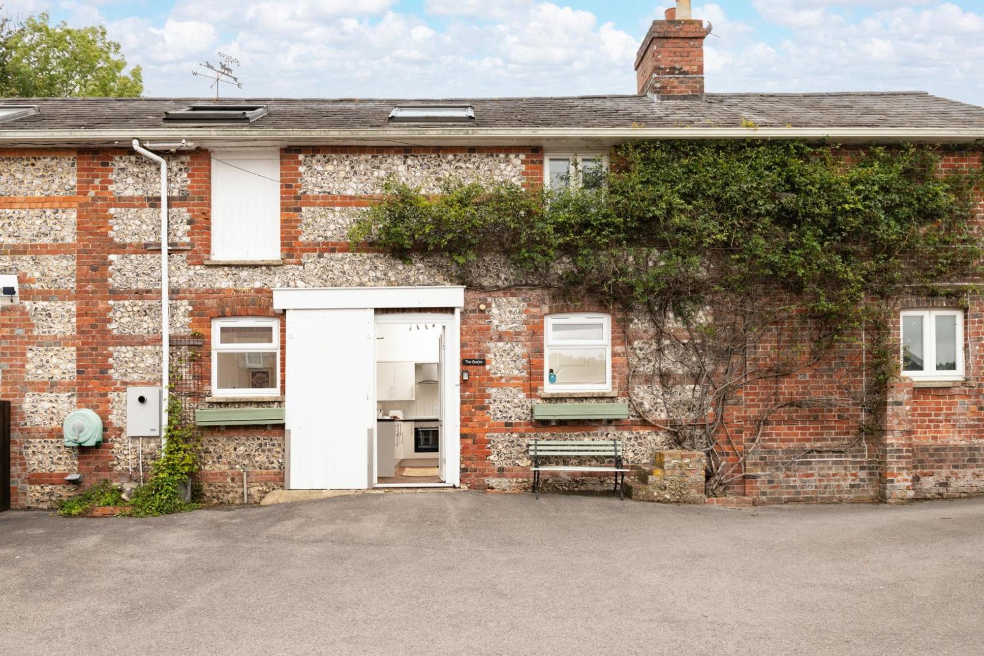The Stable—Historic Property In Downwood Vineyard Бландфорд-Форум Экстерьер фото